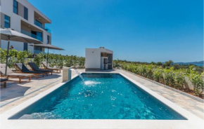 Stunning apartment in Sveti Filip i Jakov with Outdoor swimming pool, WiFi and 2 Bedrooms